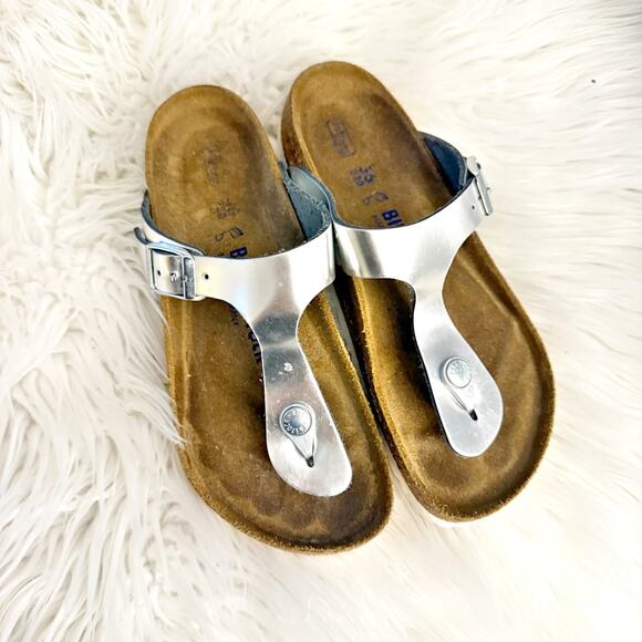 BIRKENSTOCK | Gizeh Soft Footbed Leather Metallic Silver White Sole Sandals | 36 - Picture 3 of 8